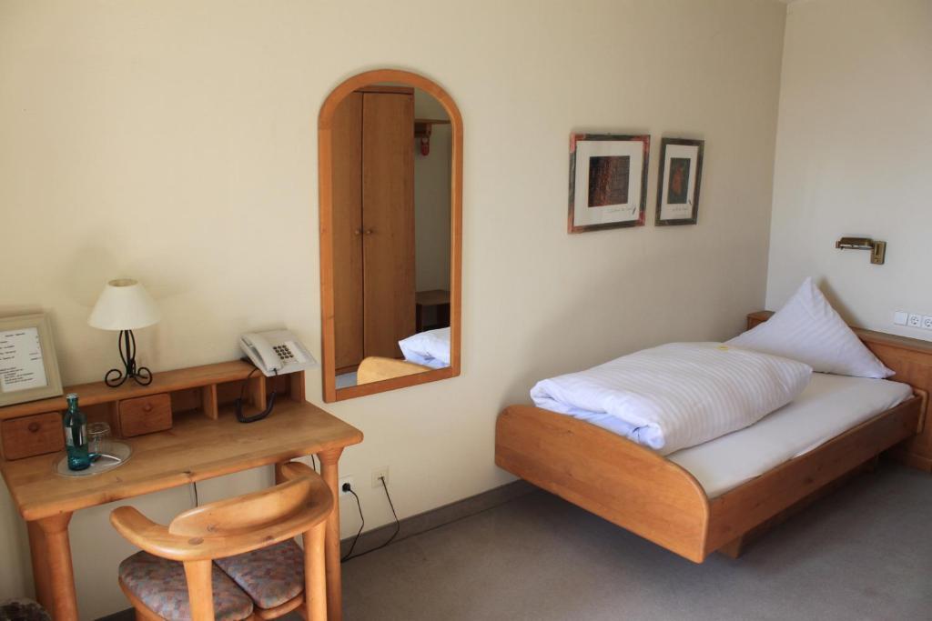 Schloss Neuburg Hotel Mosbach  Quarto foto