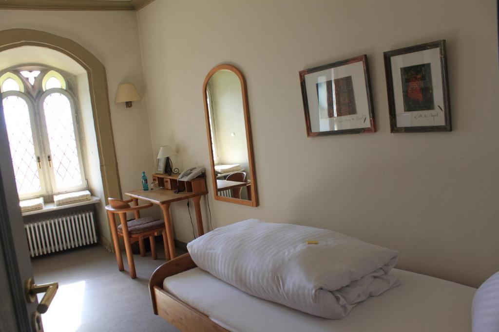 Schloss Neuburg Hotel Mosbach  Quarto foto