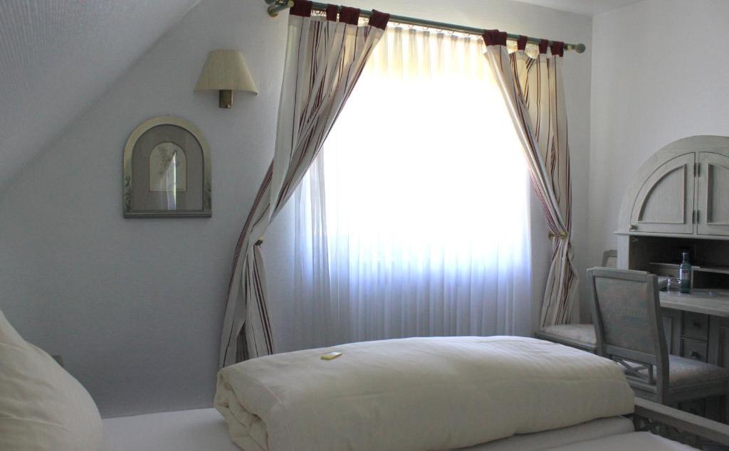 Schloss Neuburg Hotel Mosbach  Quarto foto